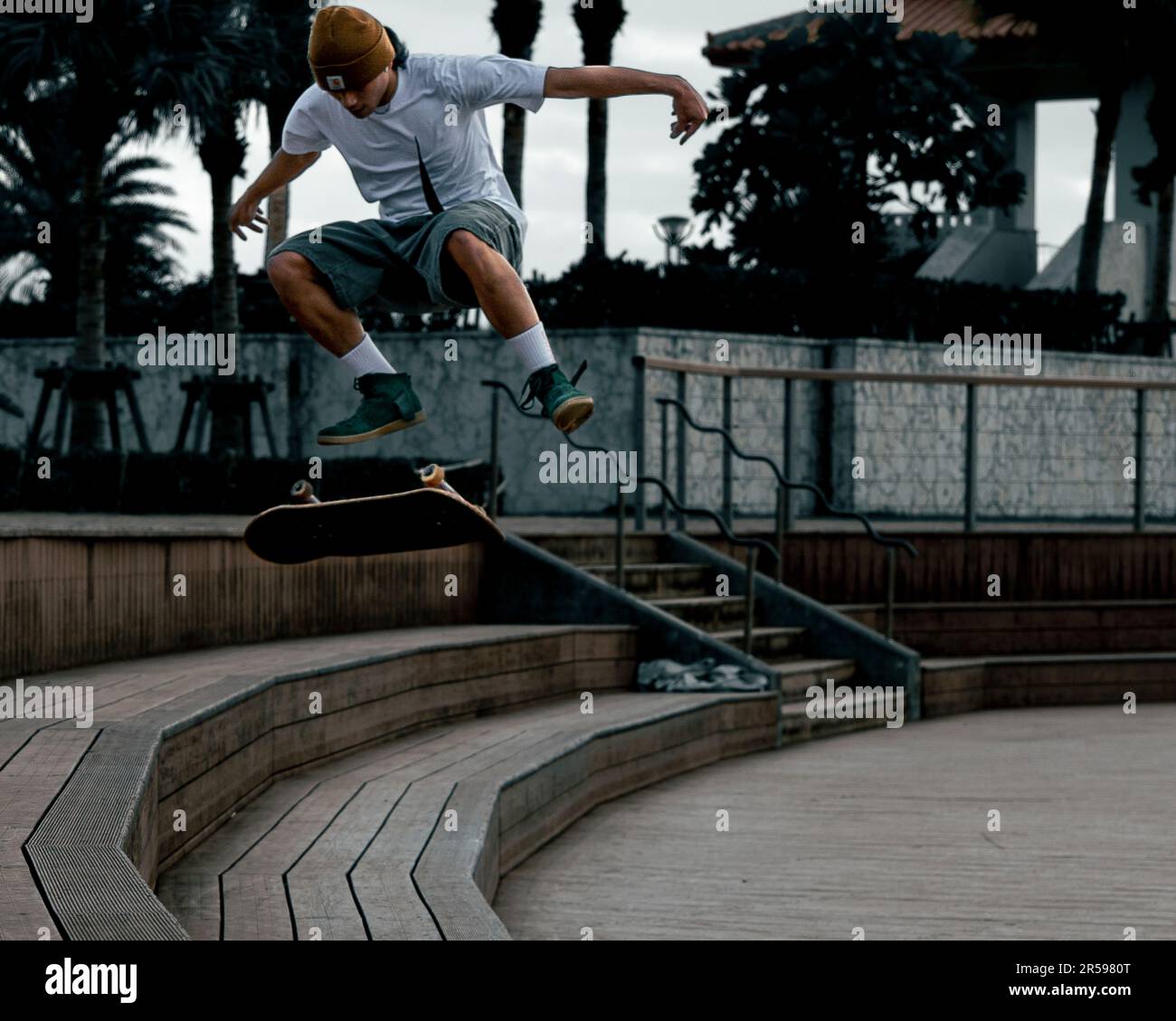 Männlicher Skateboarder, der Tricks macht Stockfoto