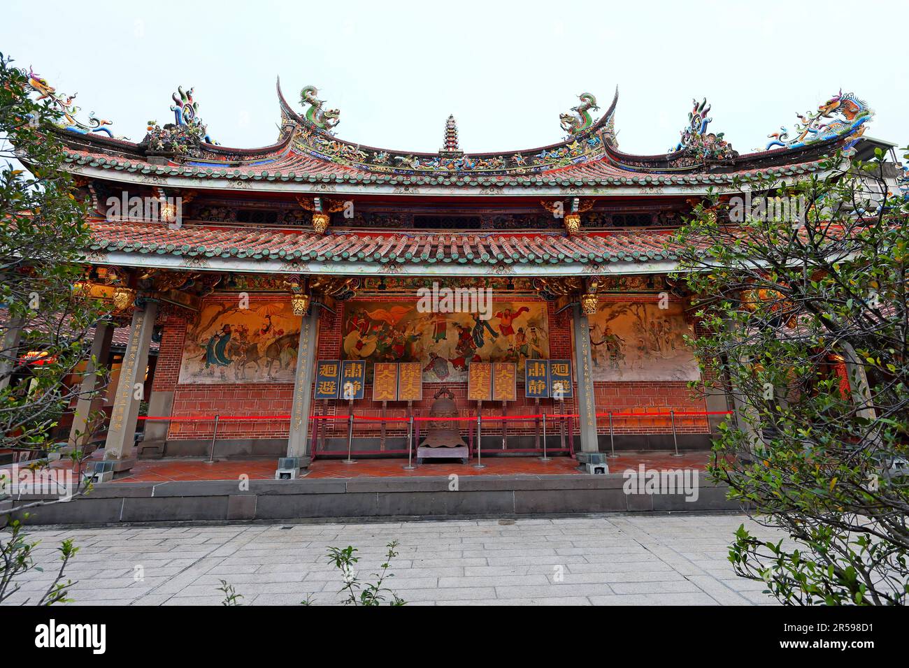 Der Baoan-Tempel Da Longdong wurde 1831 fertiggestellt und ist Bao Sheng Da Di in Taipei Taiwan gewidmet Stockfoto