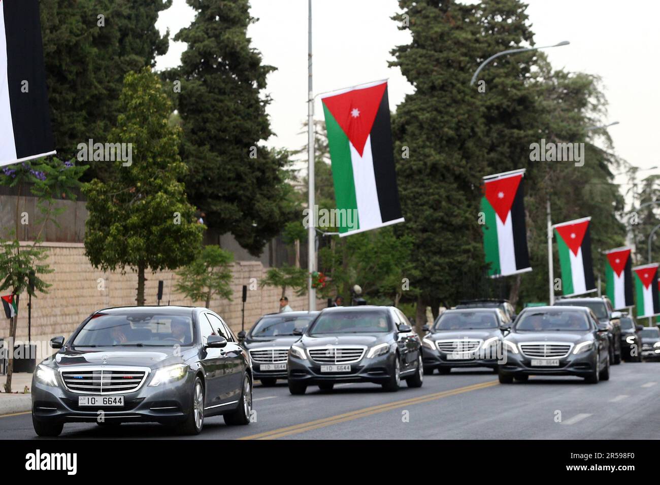 Amman, Jordanien. 01. Juni 2023. König Abdullah II. Konvoi, gesehen auf den Straßen während der königlichen Hochzeit von Kronprinz Al Hussein bin Abdullah II. Und seiner Frau Prinzessin Rajwa al Hussein, in Amman, Jordanien, am 1. Juni 2023. Foto: Balkis Press/ABACAPRESS.COM Kredit: Abaca Press/Alamy Live News Stockfoto