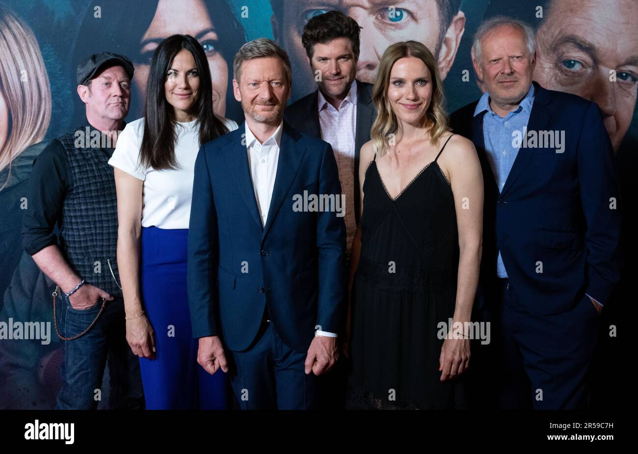 München, Deutschland. 01. Juni 2023. Jürgen Tonkel (l-r), Schauspielerin Bettina Zimmermann, Schauspielerin Michael Kessler, Schauspieler, Peter Ketnath, Schauspieler, Bettina Lamprecht, Schauspielerin, Und Axel Milberg, Schauspieler, kommt zur Premiere der Serie "Kohlrabenschwarz". Die Horror-Mystery-Serie Kohlrabenschwarz passt den Roman des gleichen Namens und das Radio-Stück des gleichen Namens wie eine Serie an. Kredit: Sven Hoppe/dpa/Alamy Live News Stockfoto