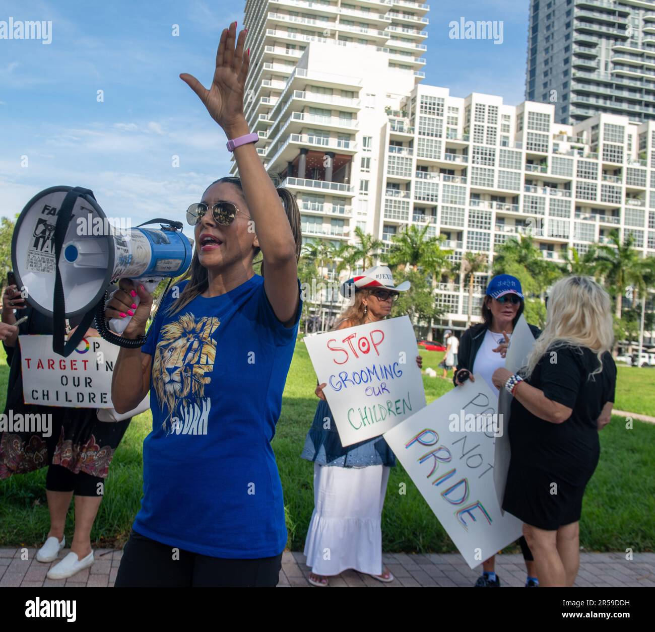 Miami, Florida, USA. 1. Juni 2023. 6. Juni 2023, Miami, FL: Religiöse Anti-LGBTQ-Aktivisten protestieren vor einem Midtown Miami Target als Teil eines Boykotts des Kaufhauses, das pro-LGBTQ-Merchandise während des LGBTQ Pride Months verkauft. (Kreditbild: © Dominic Gwinn/ZUMA Press Wire) NUR REDAKTIONELLE VERWENDUNG! Nicht für den kommerziellen GEBRAUCH! Stockfoto