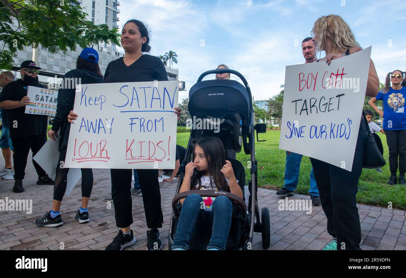 Miami, Florida, USA. 1. Juni 2023. 6. Juni 2023, Miami, FL: Jennifer Vazquez, links, Proteste mit ihrer Tochter, Melanie Caicedo, bei einem Midtown Miami Target als Teil eines Boykotts des Verkaufs von Pro-LGBTQ-Waren im LGBTQ Pride Month. Das Target Kaufhaus ist mit religiösen Anti-LGBTQ-Aktivisten protestieren nur vor (Kreditbild: © Dominic Gwinn/ZUMA Press Wire) REDAKTIONELLER VERWENDUNG! Nicht für den kommerziellen GEBRAUCH! Stockfoto