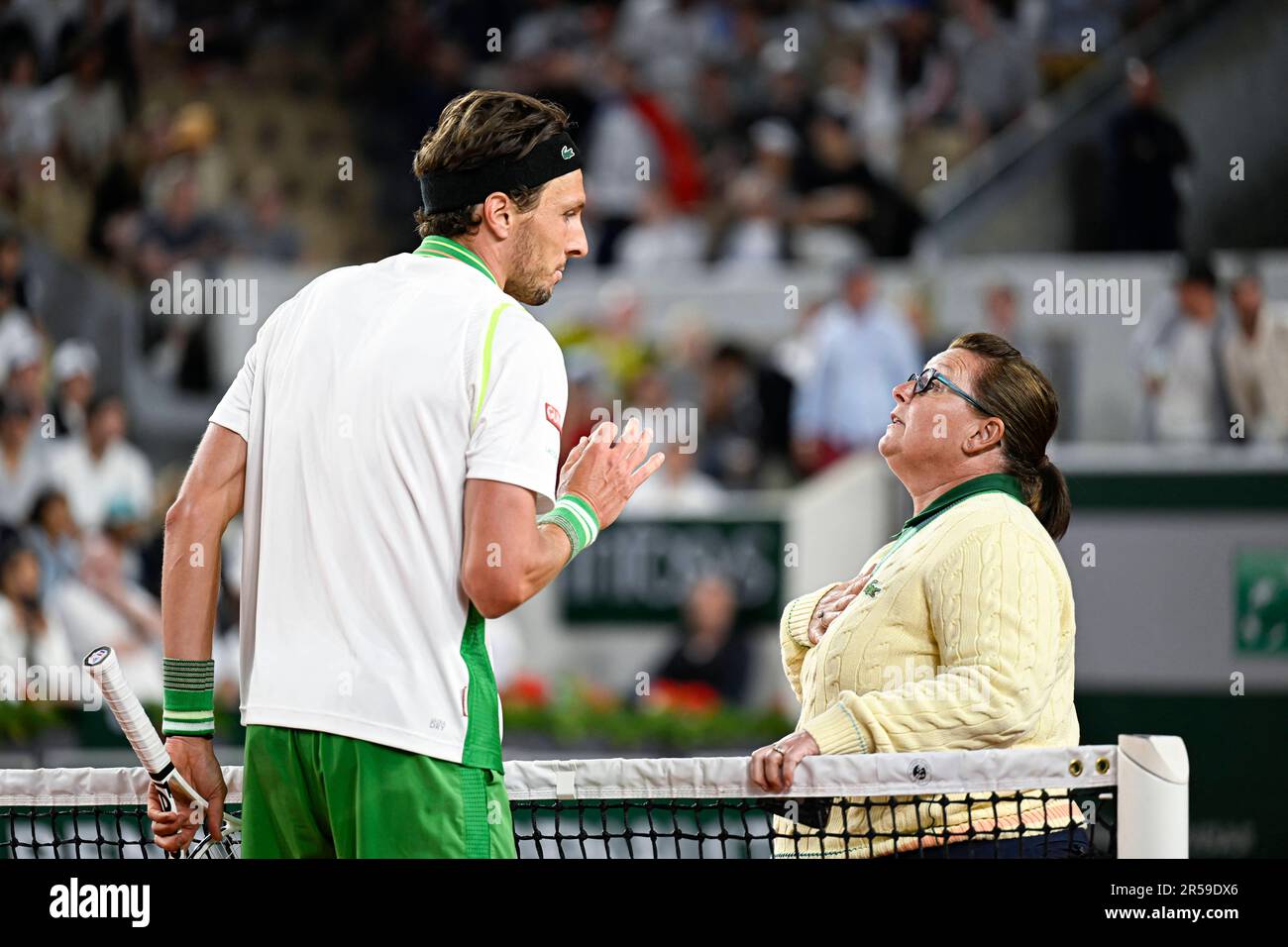 Arthur Rinderknech spricht mit dem Schiedsrichter während des Grand-Slam-Tennisturniers der French Open am 1. Juni 2023 im Roland-Garros-Stadion in Paris. Foto: Victor Joly/ABACAPRESS.COM Stockfoto