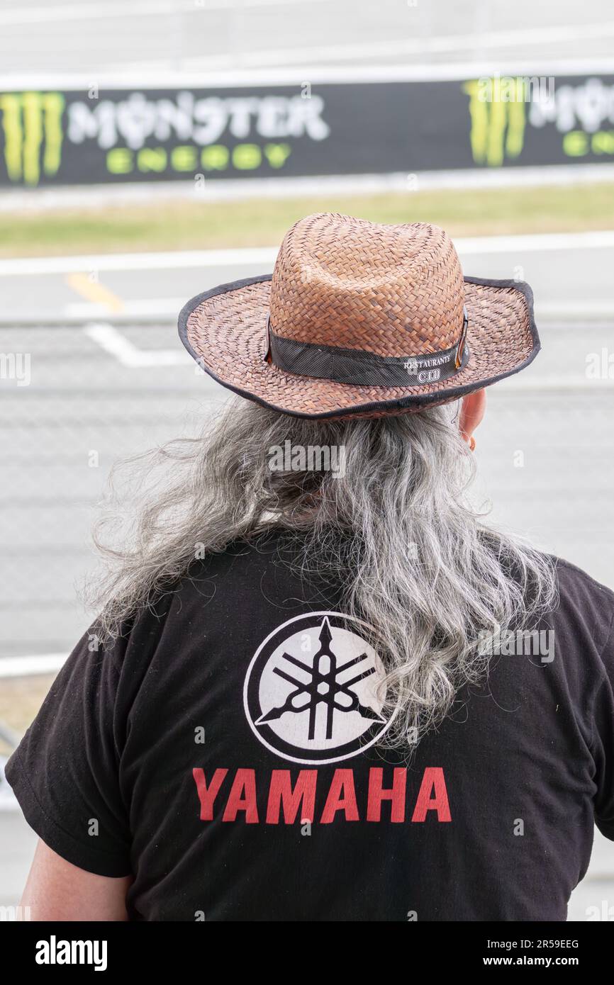 MONTMELLO, SPANIEN – 6. JUNI 2021: Yamaha Fan (ein alter Mann) in der spanischen Moto GP. Yamaha-Logo. Stockfoto