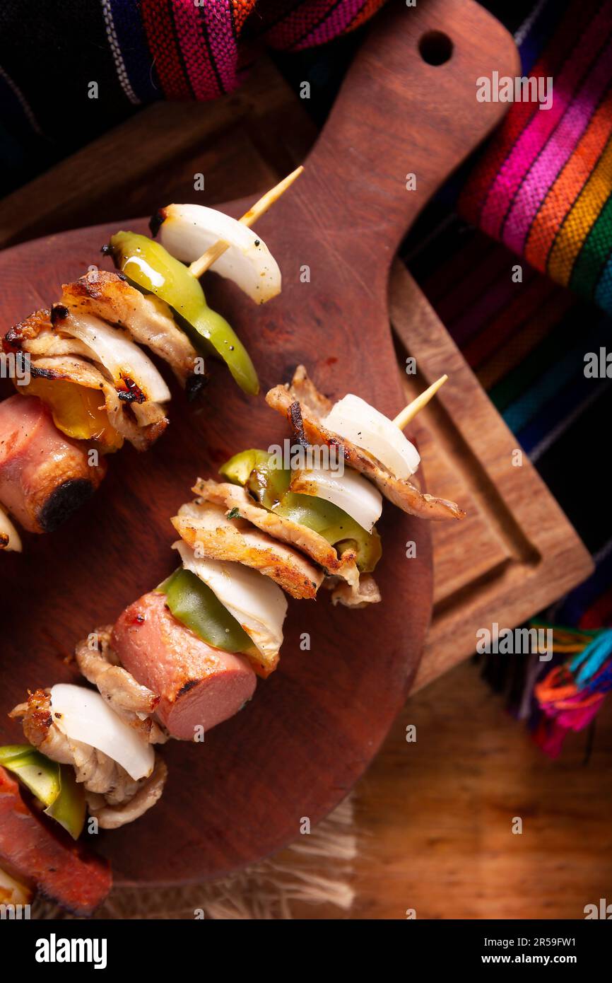 Hausgemachte Spieße mit Fleisch und gegrilltem Gemüse, serviert auf ...