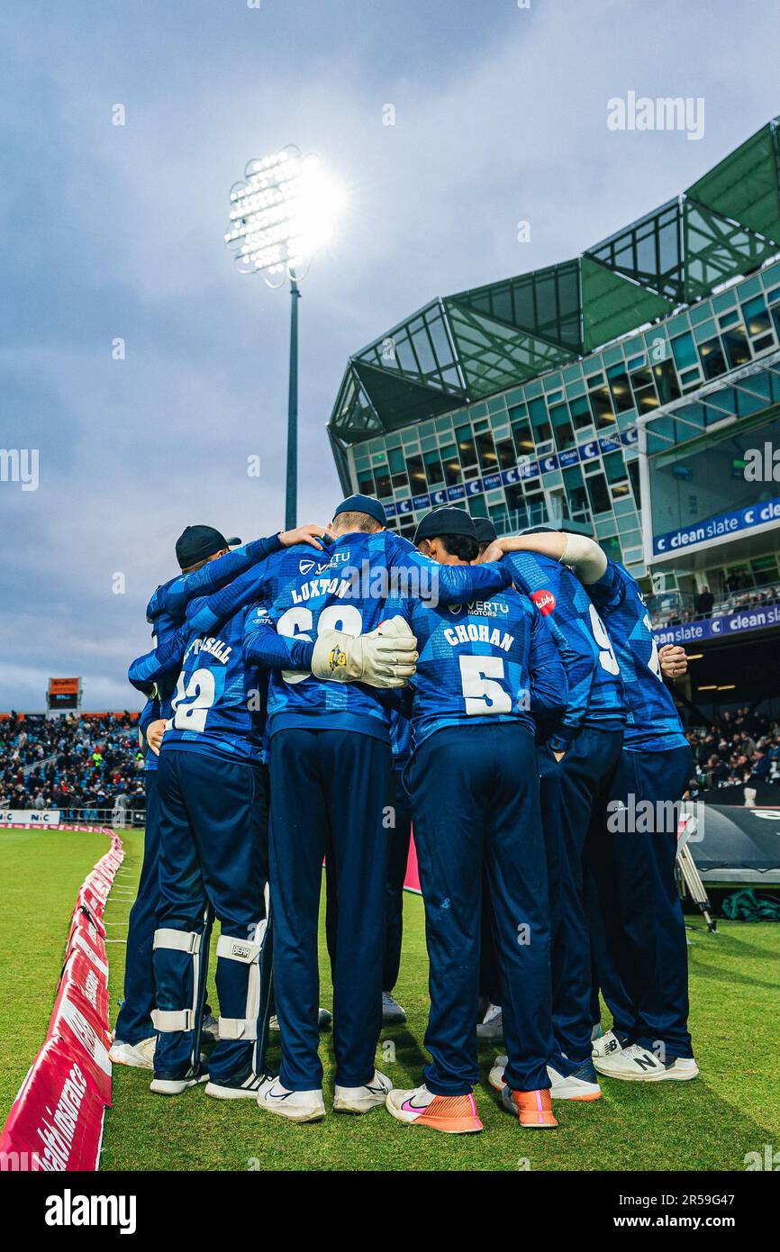 Leeds, England - 01/06/2023 - Cricket - Vitality T20 Blast: North Group - Yorkshire Vikings gegen Lancashire Lightning - Headingley Stadium, Leeds, England - Yorkshire Spieler treffen sich. Kredit: SWpix/Alamy Live News Stockfoto