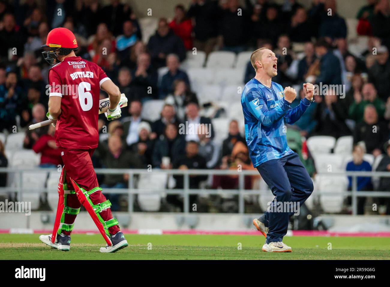 Leeds, England - 01/06/2023 - Cricket - Vitality T20 Blast: North Group - Yorkshire Vikings V Lancashire Lightning - Headingley Stadium, Leeds, England - Yorkshires Dom Bess feiert die Erkundung des Wickets von Lancashires Jos Buttler. Kredit: SWpix/Alamy Live News Stockfoto