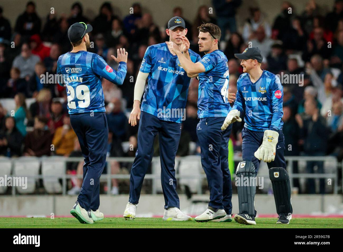 Leeds, England - 01/06/2023 - Cricket - Vitality T20 Blast: North Group - Yorkshire Vikings V Lancashire Lightning - Headingley Stadium, Leeds, England - Yorkshires Jordan Thompson feiert mit Dawid Malan, Matthew Revis und Jonathan Tattersall, nachdem er das Wicket von Lancashires Steven Croft erobert hat. Kredit: SWpix/Alamy Live News Stockfoto