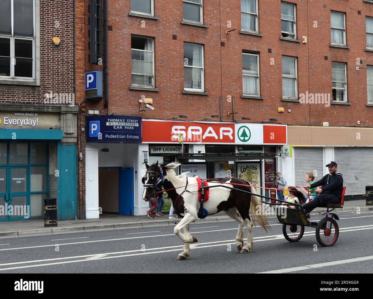A Horse sulky auf der Thomas Street in Dublin, Irland. Stockfoto