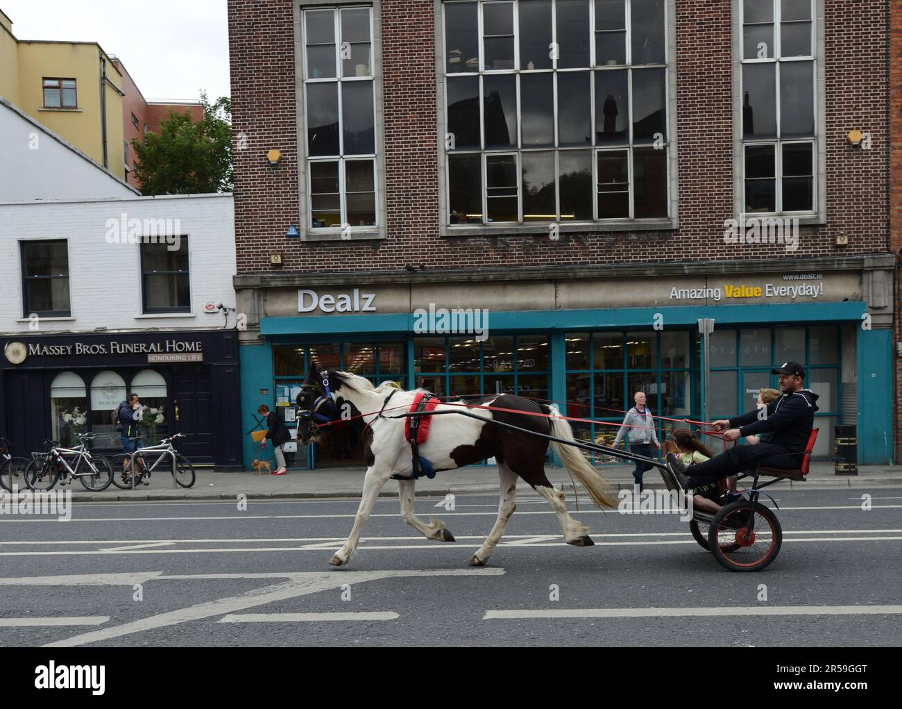 A Horse sulky auf der Thomas Street in Dublin, Irland. Stockfoto