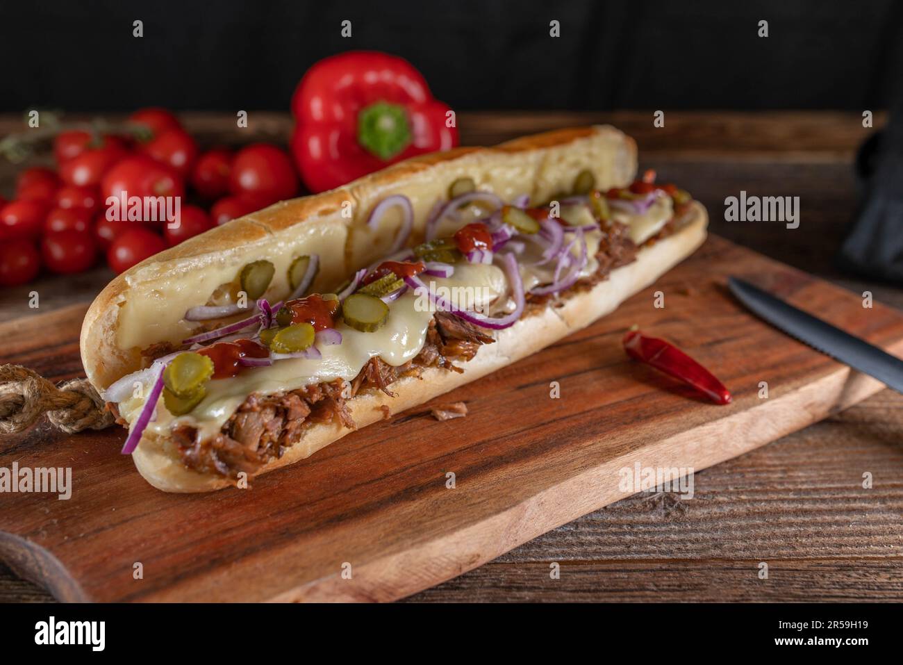 U-Boot-Sandwich mit putenfleisch, Käse, Gurken, Zwiebeln und Barbecue-Sauce Stockfoto