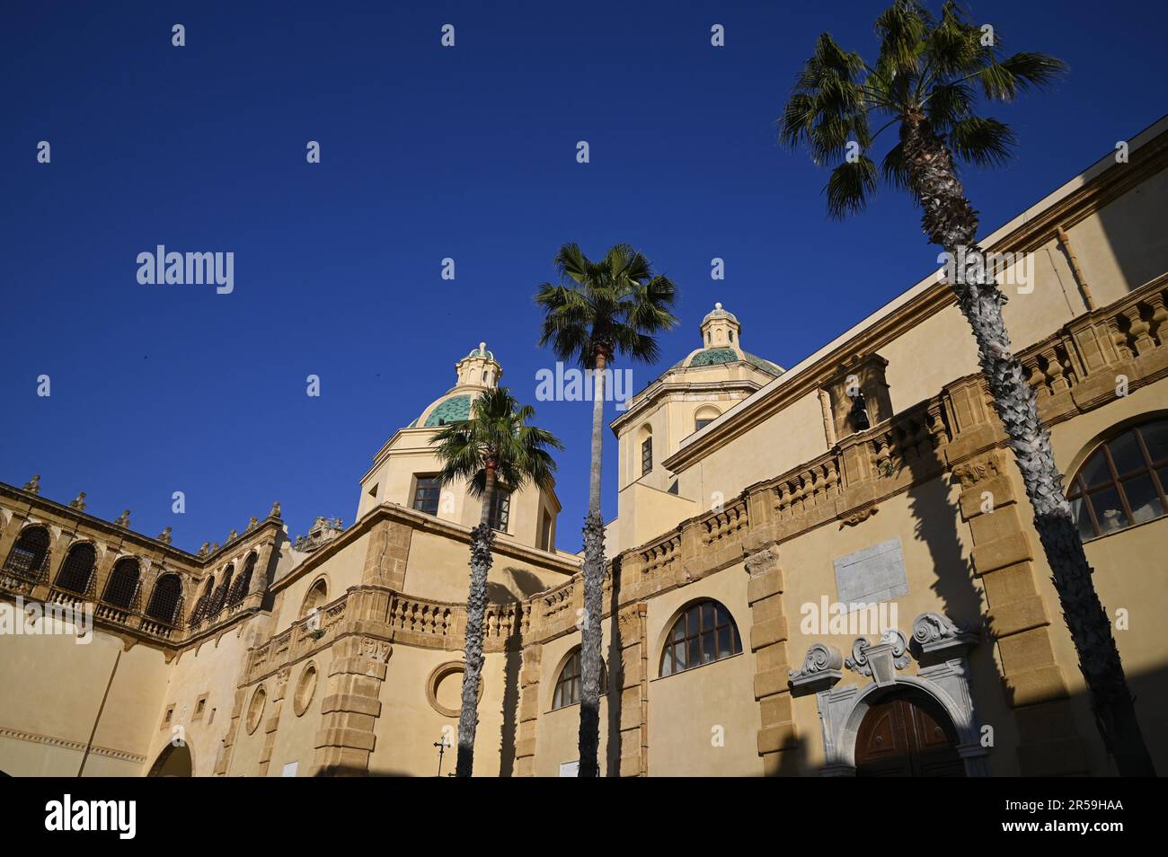 Malerischer Blick von außen und Kuppel auf die Basilika Cattedrale del