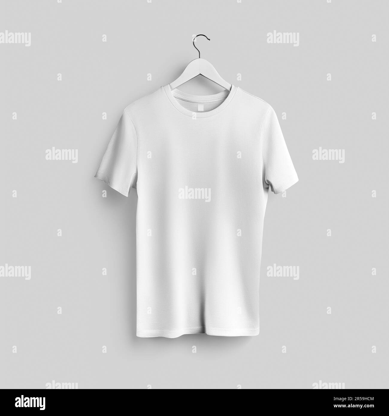 Modisches weißes T-Shirt-Modell auf einem Kleiderbügel, strukturierte Kleidung mit Etikett, Rundhalsausschnitt, isoliert auf Hintergrund, Vorderansicht. Unisex-Shirt-Vorlage für Beschreibung Stockfoto