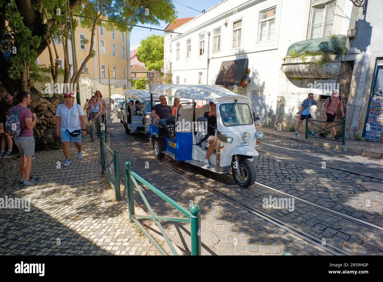 Viele Touristen in Lissabon nutzen die dreirädrigen Tuk Tuks für Besichtigungen Stockfoto
