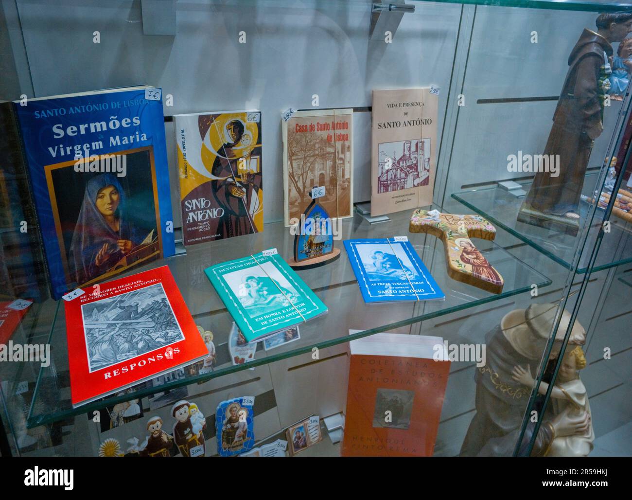 Geschenke und Bücher über Saint Antonio in der Kathedrale Sé in Lissabon verfügbar Stockfoto