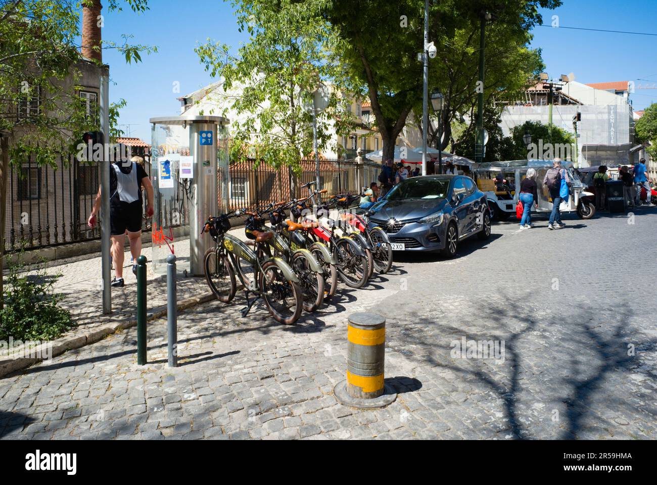 Leihfahrräder für Elektrofahrräder im touristischen Teil von Lissabon Stockfoto