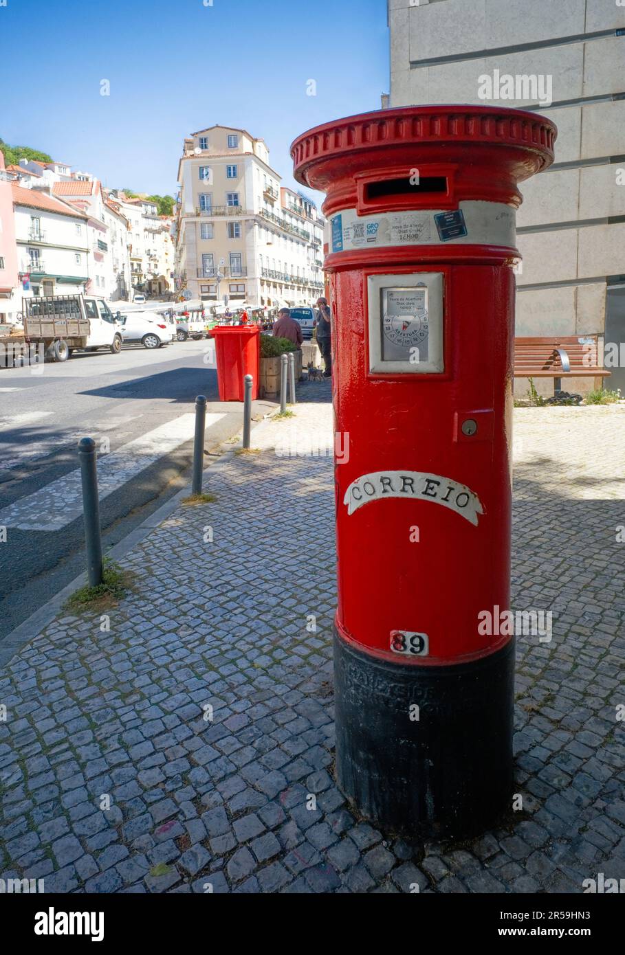 Ein rot gemalter Briefkasten im Alfama-Viertel von Lissabon Stockfoto