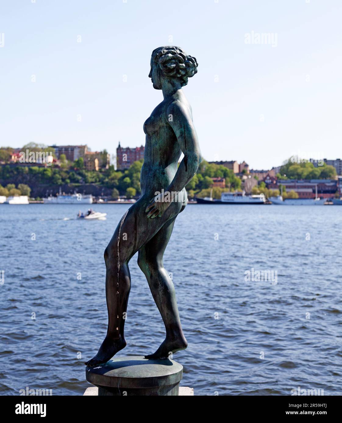 Stockholm, Schweden - 24. Mai 2023: Statue mit einer nackten Frau am Wasser Stockfoto