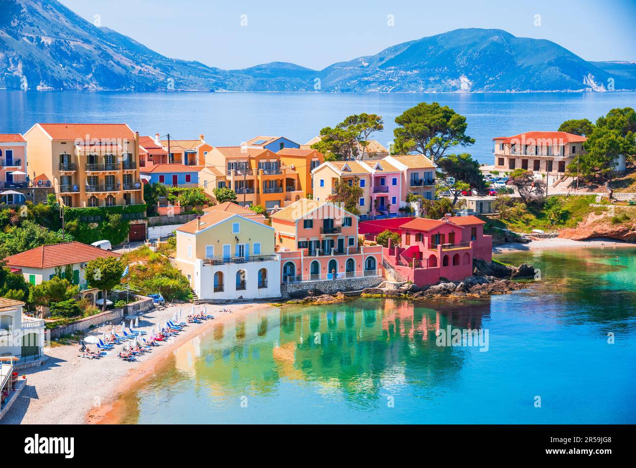 Assos, Griechenland. Malerisches Dorf auf den idyllischen Inseln Cephalonia. Türkisfarbene Bucht, Mittelmeer, wunderschönes farbenfrohes Hou Stockfoto