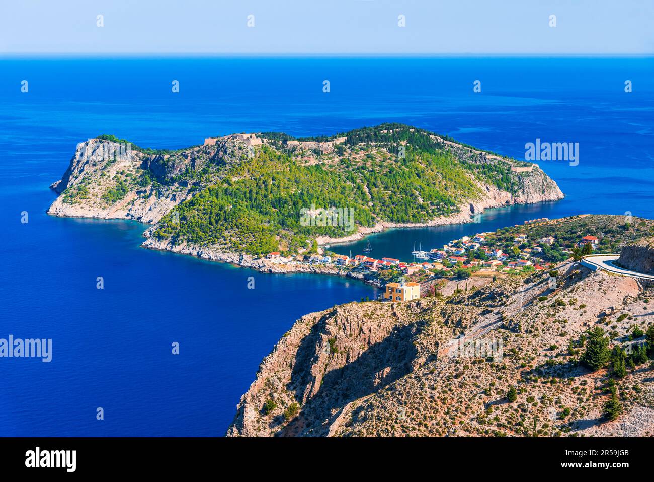 Assos, Griechenland. Aus der Vogelperspektive sehen Sie das malerische Dorf auf den idyllischen Inseln Cephalonia und Ionische Inseln. Türkisfarbene Bucht, Mittelmeer, wunderschön bunt Stockfoto