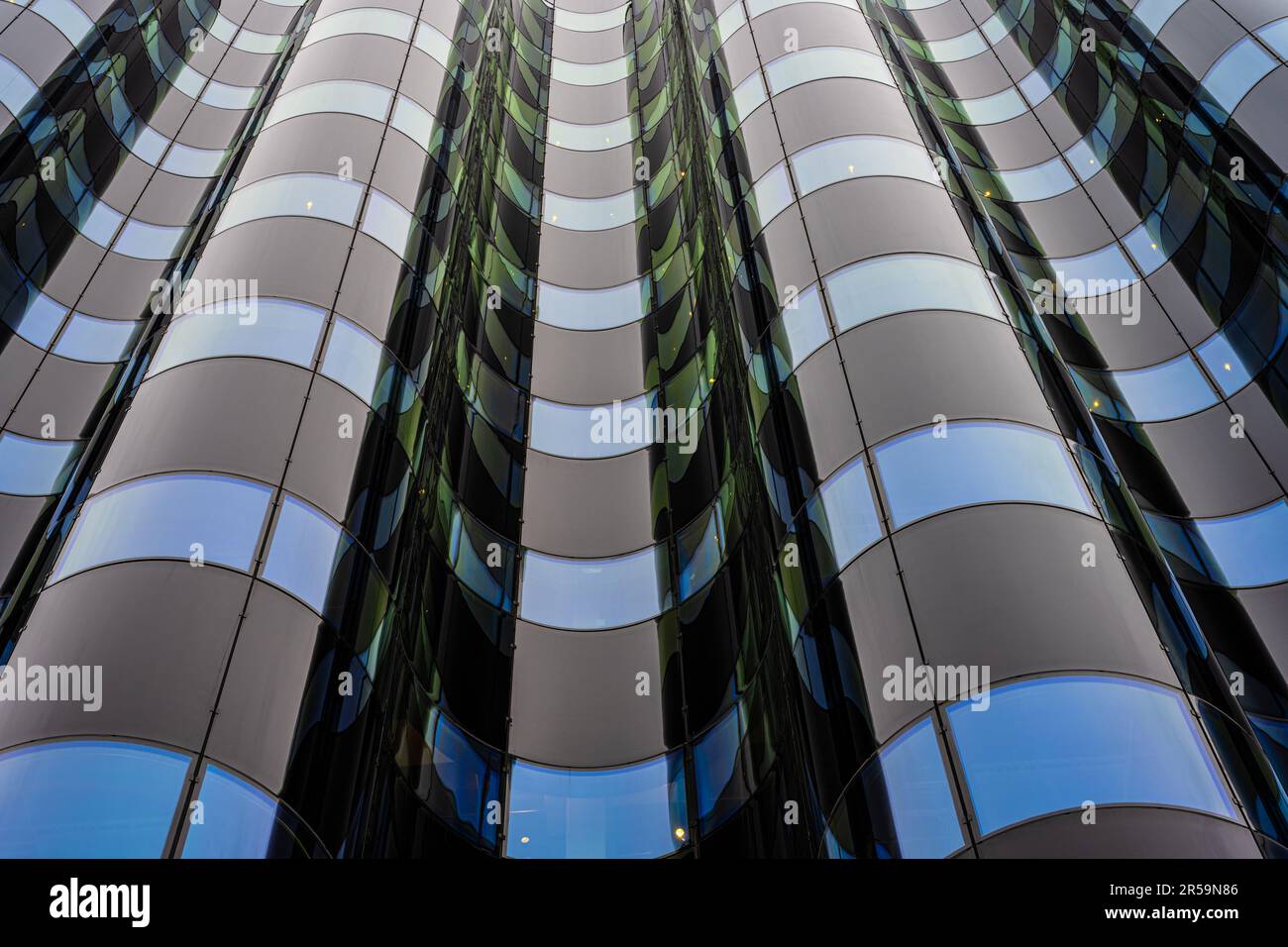 Wellenförmige Glasfassade eines Bürogebäudes Stockfoto