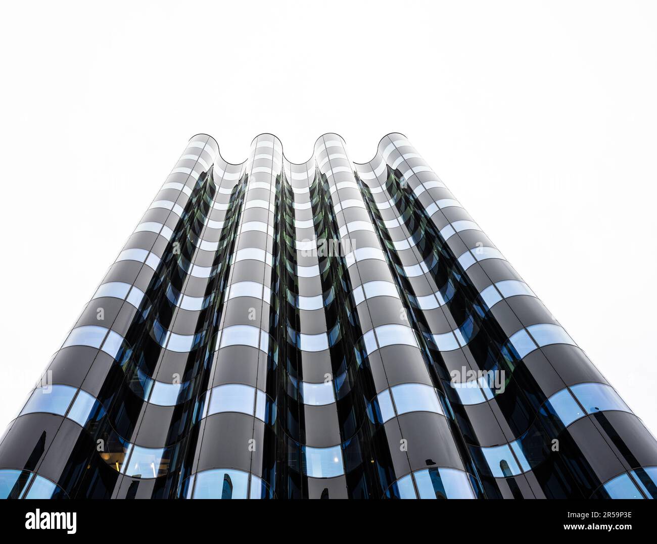 Wellenförmige Glasfassade eines Bürogebäudes Stockfoto