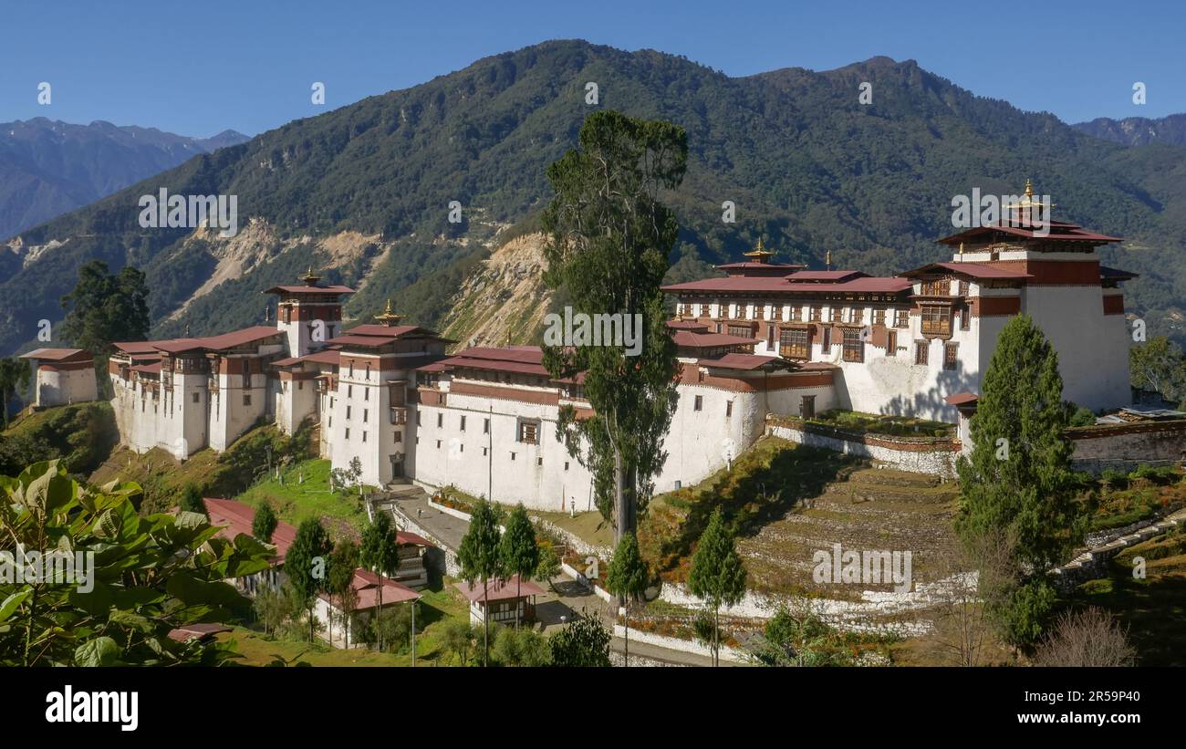 Landschaftspanorama des eindrucksvollen und wunderschönen antiken Trongsa dzong im Zentrum von Bhutan, dem religiösen und administrativen Zentrum der Provinz Stockfoto