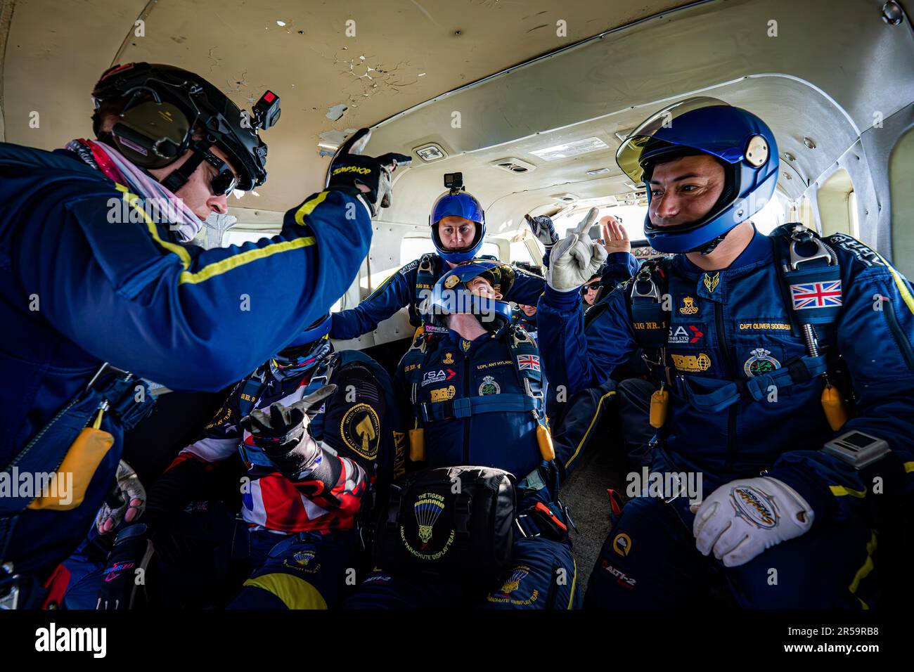 High Fives nach einer Einweisung der Crew gegen 5.000ft Uhr, während sich die Tiger darauf vorbereiten, die Tür eines Cessna-Flugzeugs beim letzten Trainingssprung vor der englischen Riviera Airshow in Torbay am Samstag, den 3. Und Sonntag, den 4. Juni zu verlassen, als Tigers Army Fallschirm-Ausstellungsteam, Führen Sie Luftbohrungen und Ausstellungsformationen am Netheravon Flugplatz in Wiltshire durch. Foto: Donnerstag, 1. Juni 2023. Stockfoto