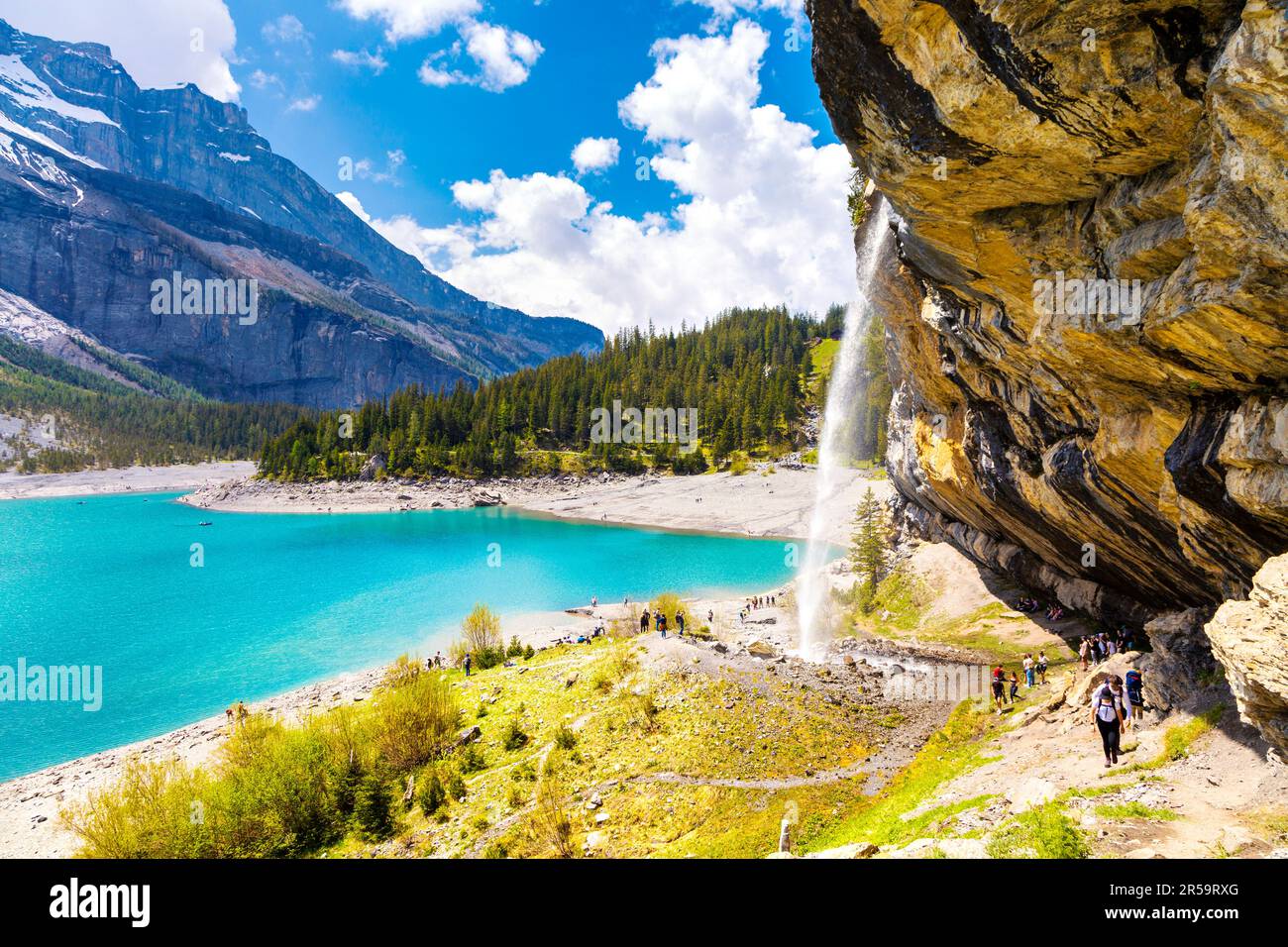 Malerischer Blick auf den See Oeschinen (Oeschinensee) und den Wasserfall Bärglifall, Schweiz Stockfoto