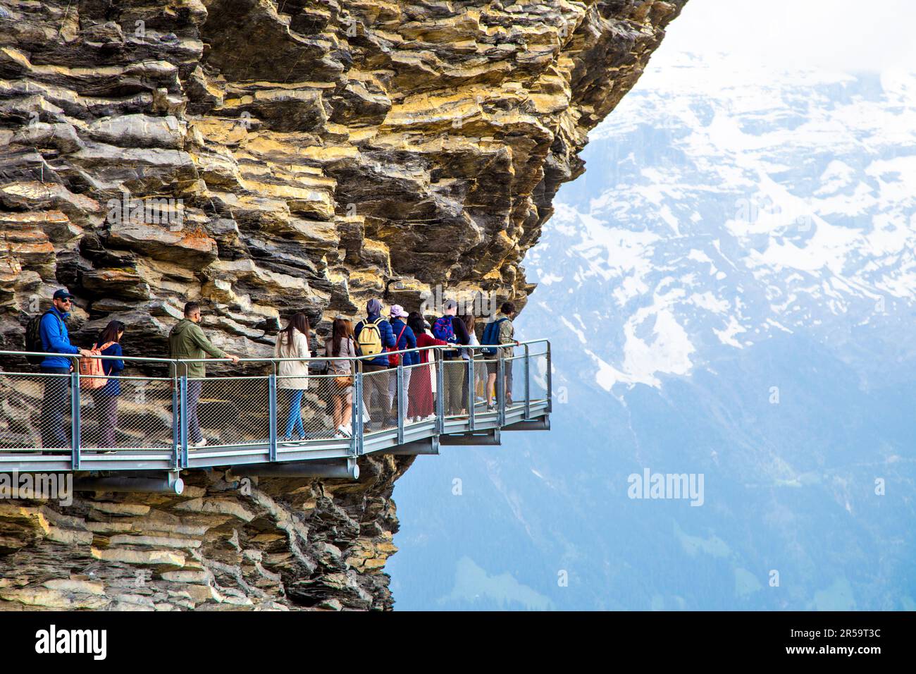 Menschen auf dem ersten Cliff Walk auf dem ersten Berggipfel in der Schweiz Stockfoto