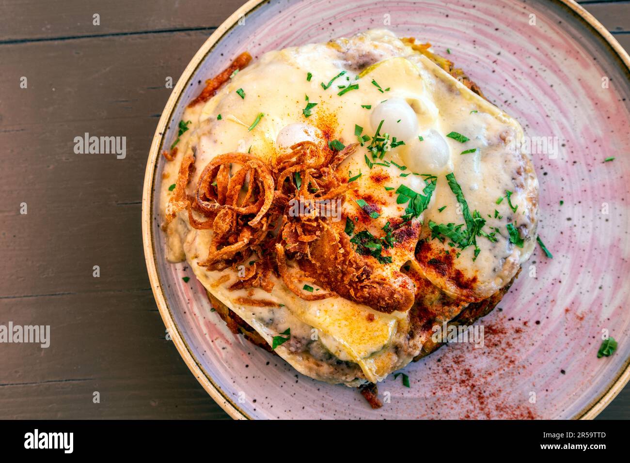 Raclette Rösti im Stadthaus Swiss Restaurant, Unterseen, Schweiz Stockfoto