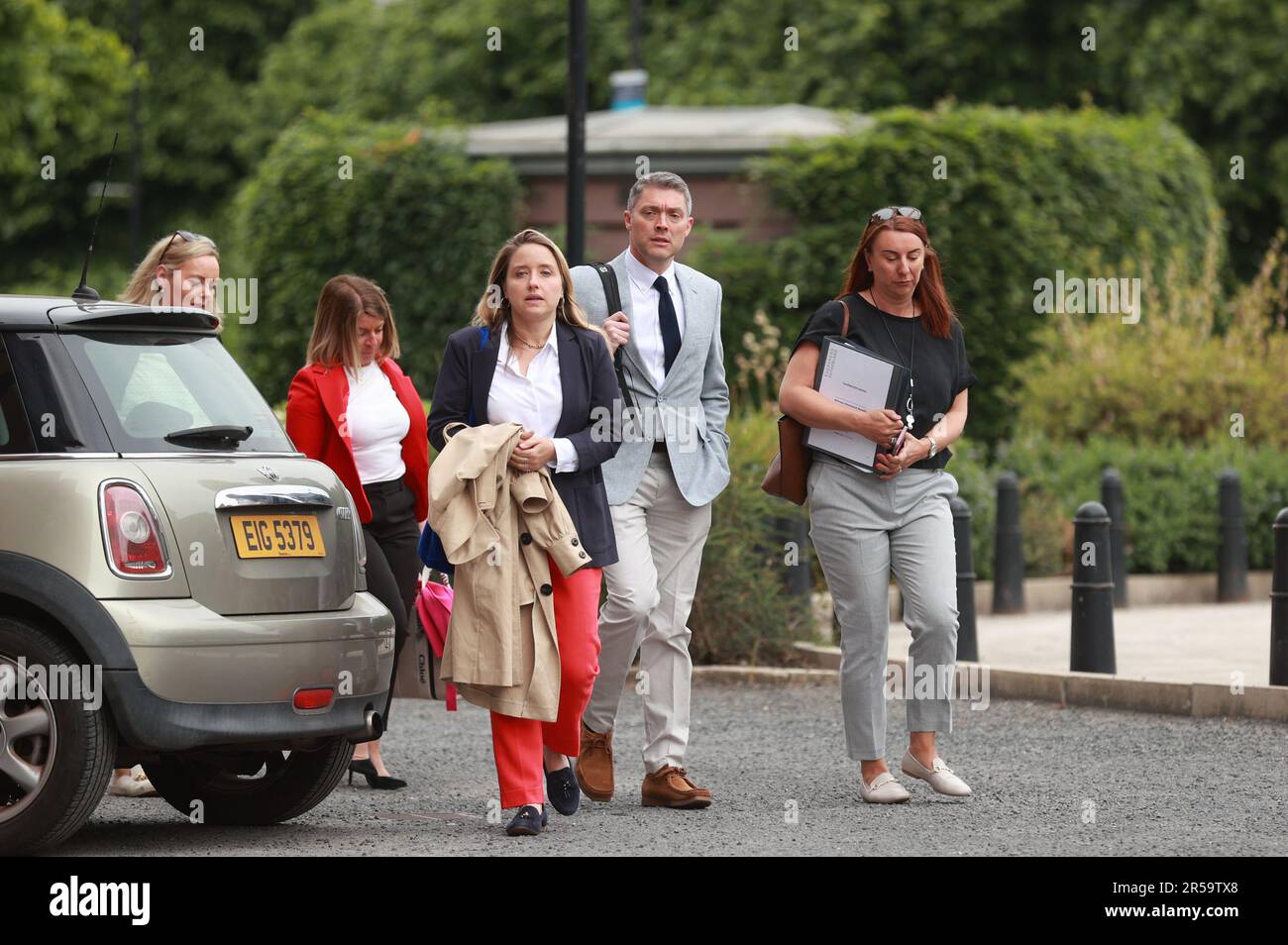 Adam Smyth, Direktor der BBC Nordirland, trifft im Büro der Industriegerichte in Killymeal House in Belfast ein, wo ein Industriegericht stattfindet, das von der ehemaligen BBC-Nachrichtensprecherin Donna Traynor gegen ihren früheren Arbeitgeber und ihren nordirischen Direktor, Herrn Smyth, angeklagt wird. Foto: Freitag, 2. Juni 2023. Stockfoto