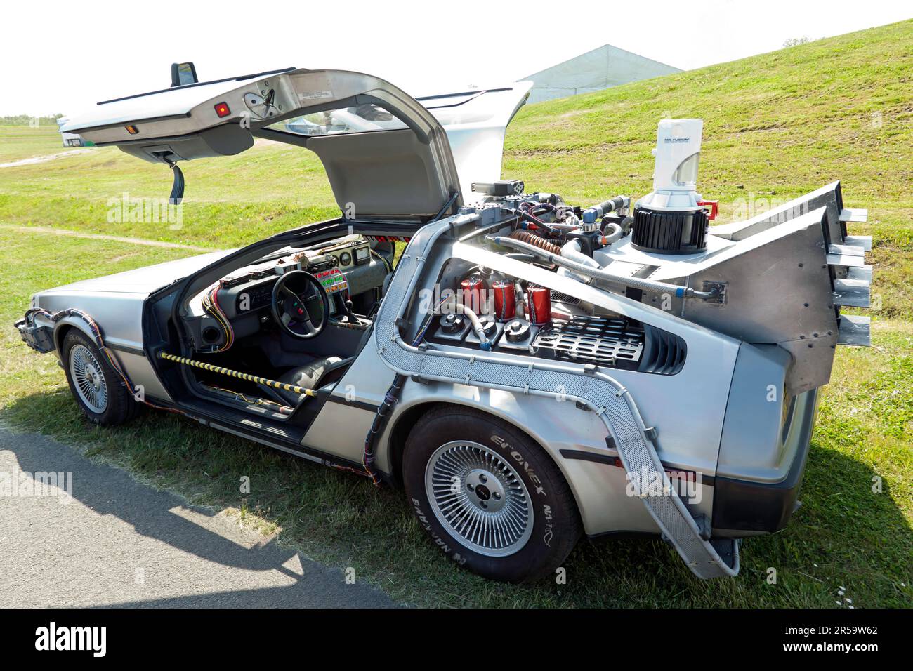 Zurück zur zukünftigen DeLorean Time Machine, die von Mitgliedern des Restaurationsteams der Universal Studios zur Feier des 25.-jährigen Bestehens der Filme gebaut wurde Stockfoto