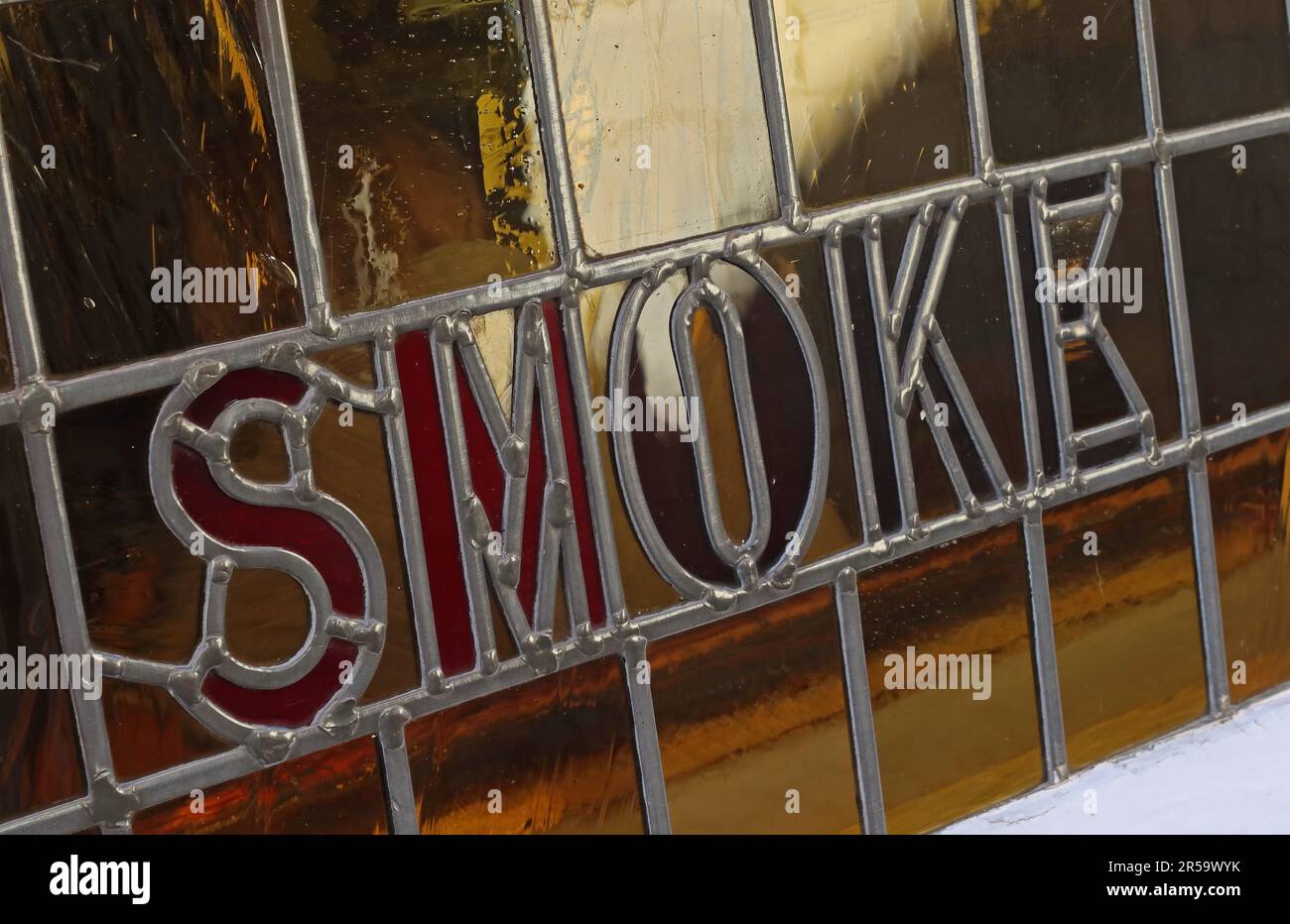 Bleiglasfenster in einer Kneipe mit der Aufschrift „Smoke Room“ in einem traditionellen Wirtshaus in York, das die historische Innenarchitektur des britischen Pubs in York widerspiegelt Stockfoto