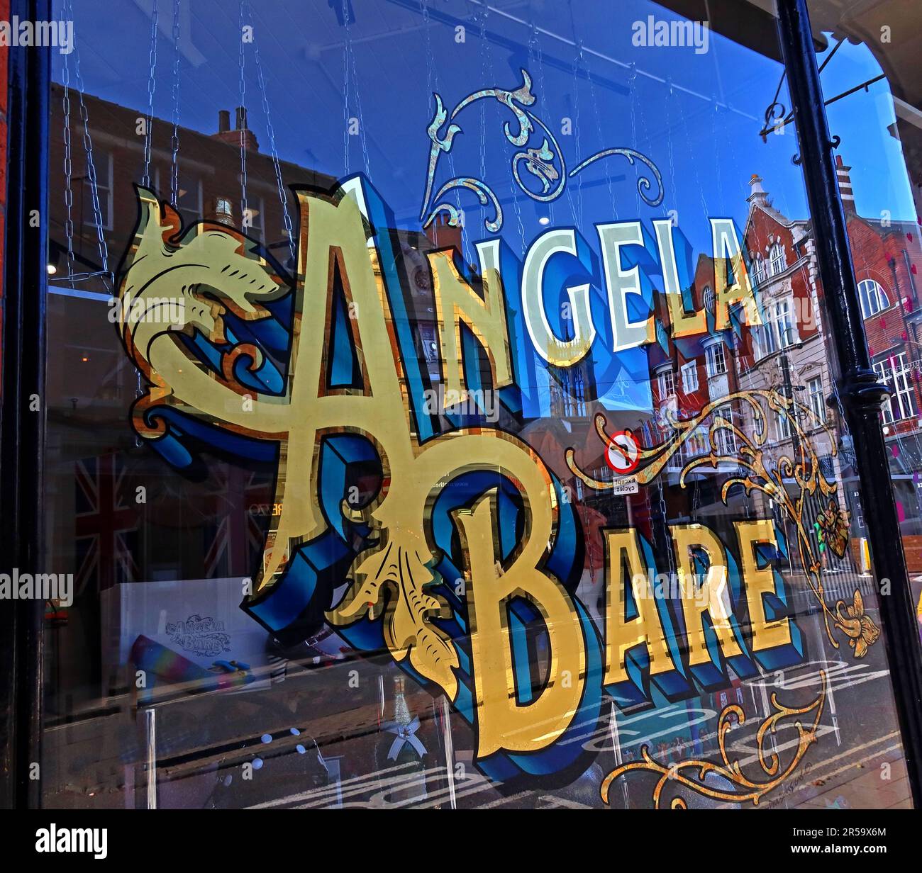 Fensterschilder von Angela Bare, einem unabhängigen Schuhhändler an der Clifford Street im Stadtzentrum von York, spiegeln sich in der Glasfassade wider Stockfoto