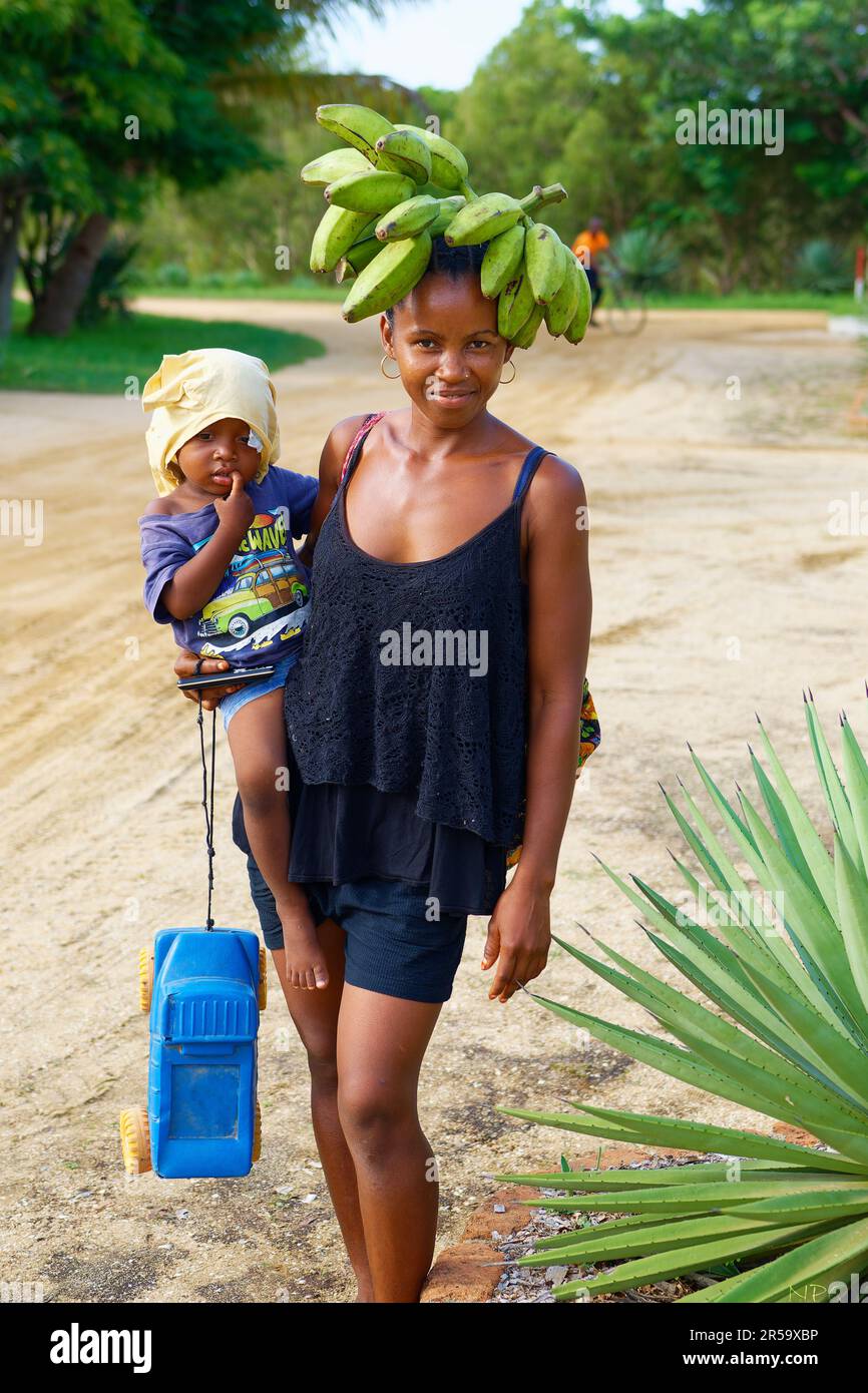 Femme Malgache avec Sohn enfant dans les BHs, madagassische Frauen mit Kindern Stockfoto