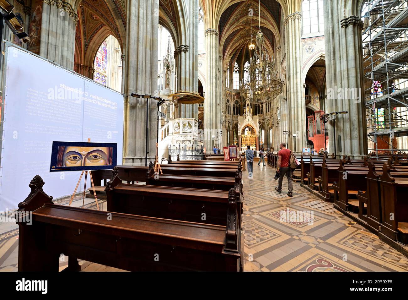 Wien, Österreich. Votivkirche Wien. Ausstellung von Dian Kostov in der Votivkirche Stockfoto