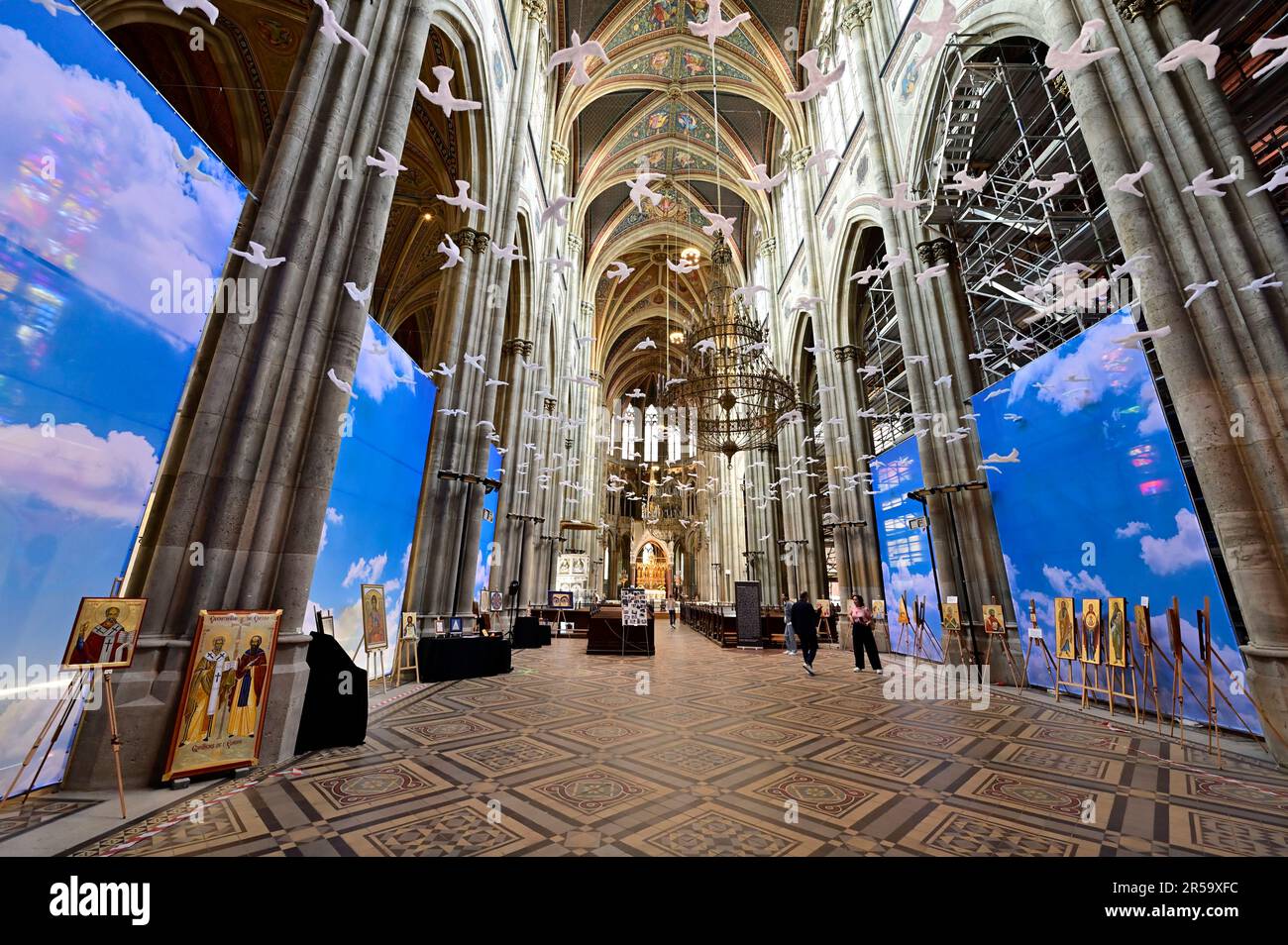 Wien, Österreich. Votivkirche Wien. Ausstellung von Dian Kostov in der Votivkirche Stockfoto