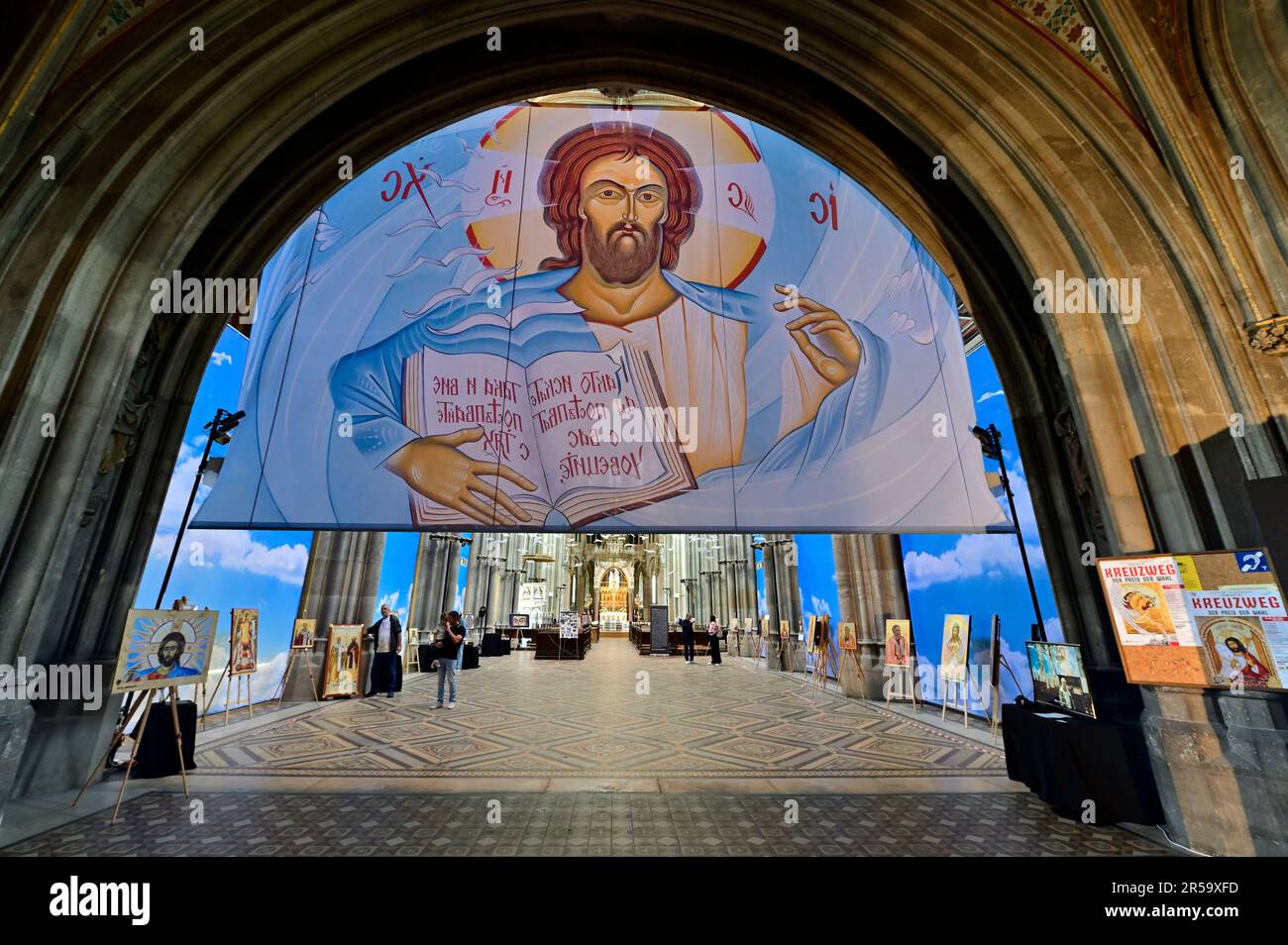 Wien, Österreich. Votivkirche Wien. Ausstellung von Dian Kostov in der Votivkirche Stockfoto