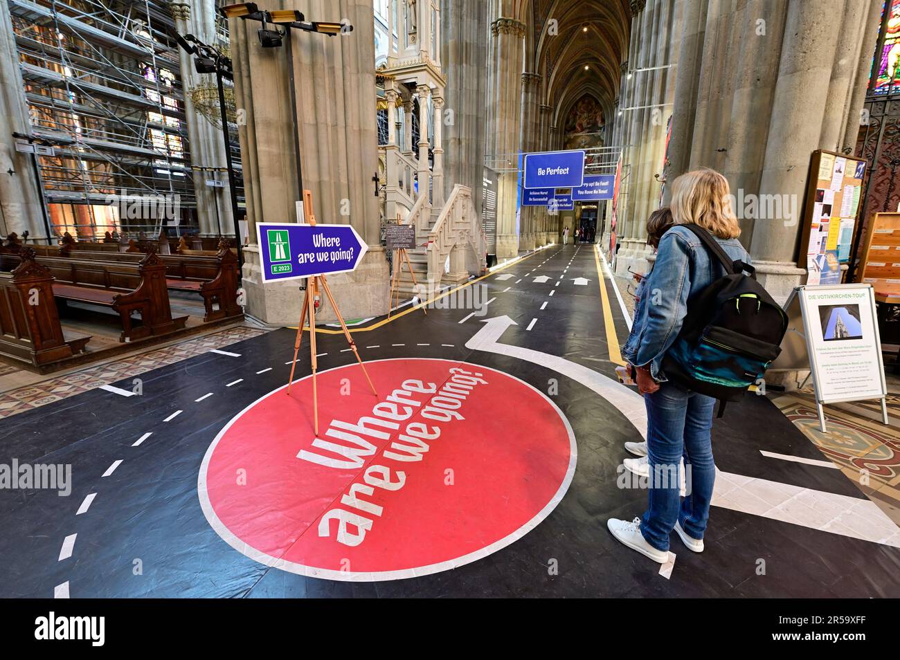 Wien, Österreich. Votivkirche Wien. Ausstellung von Dian Kostov in der Votivkirche Stockfoto