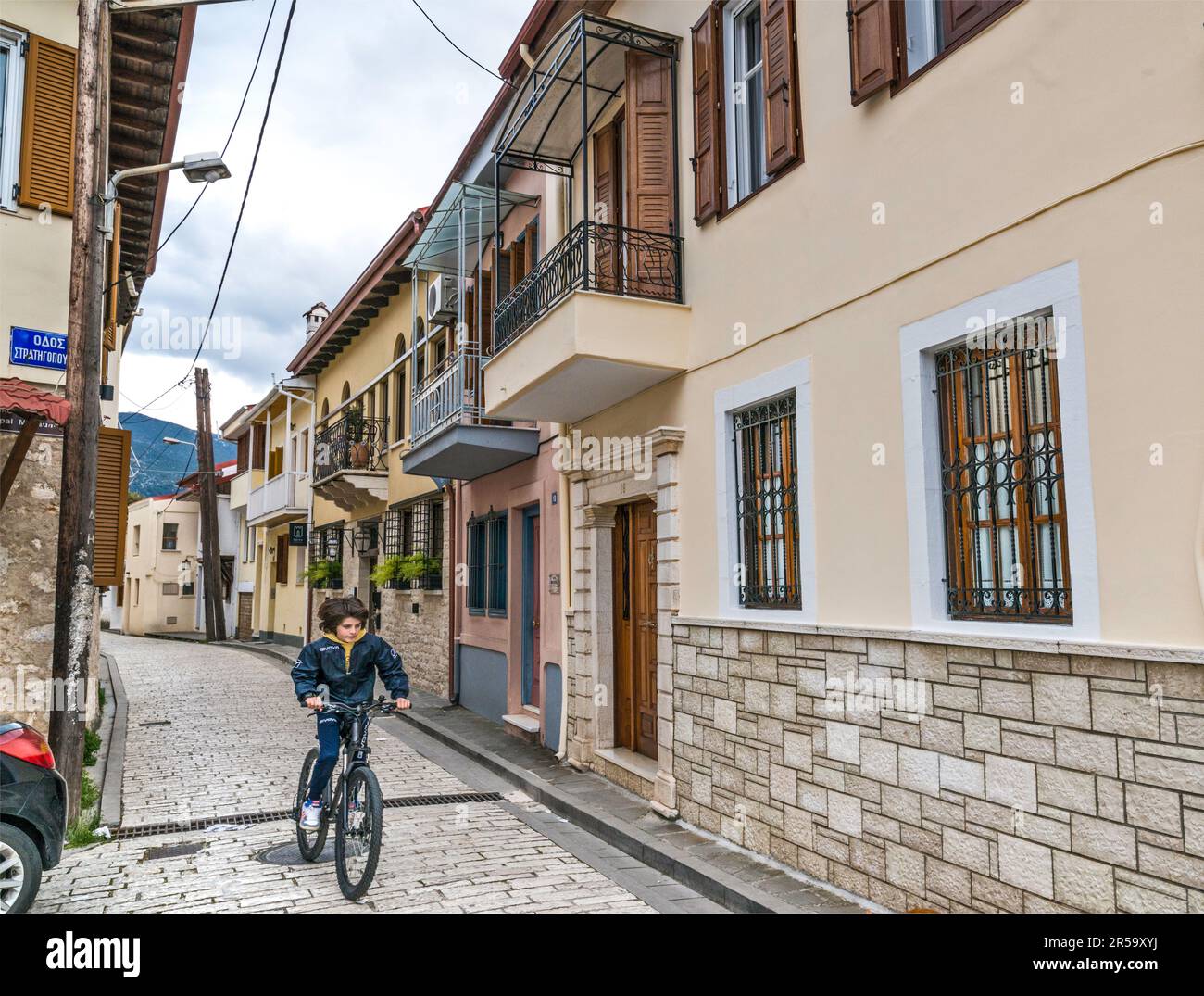 Junger Biker, Hotels in der Paleologou Straße in Kale, Zitadelle in Ioannina, Epirus Region, Griechenland Stockfoto