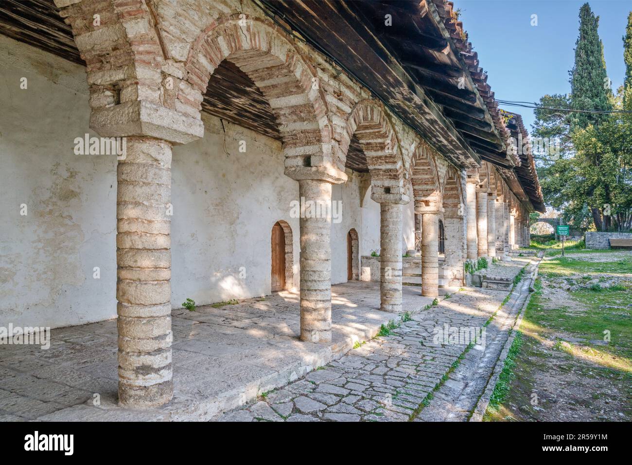 Gebäude in der Nähe des städtischen Ethnographischen Museums, der ehemaligen Aslan-Pascha-Moschee, im Grünkohl, osmanische Zitadelle in Ioannina, Region Epirus, Griechenland Stockfoto