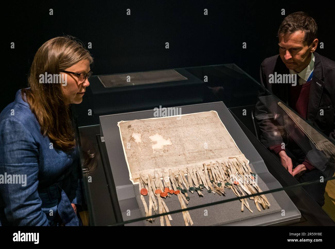 National Museum of Scotland, Edinburgh, Schottland, Großbritannien, 2. Juni 2023. Deklaration von Arbroath: Seit 18 Jahren nicht gesehen, wird das zerbrechliche 703 Jahre alte Dokument einen Monat lang der Öffentlichkeit ausgestellt. Im Bild: Dr. Alice Blackwell (Senior Curator Medieval Archaeology and History NMS) und Dr. Alan Borthwick (Head of Medieval and Early Modern Records National Records of Scotland) bewundern das Dokument. Kredit: Sally Anderson/Alamy Live News Stockfoto