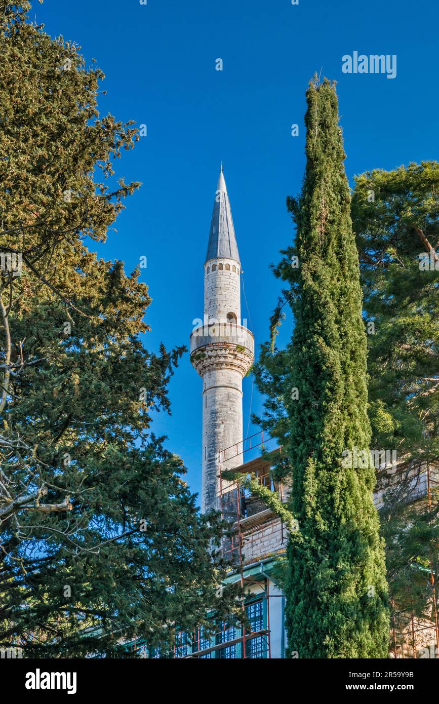 Minarett in der Aslan-Pascha-Moschee, Grünkohl, osmanische Zitadelle in Ioannina, Region Epirus, Griechenland Stockfoto