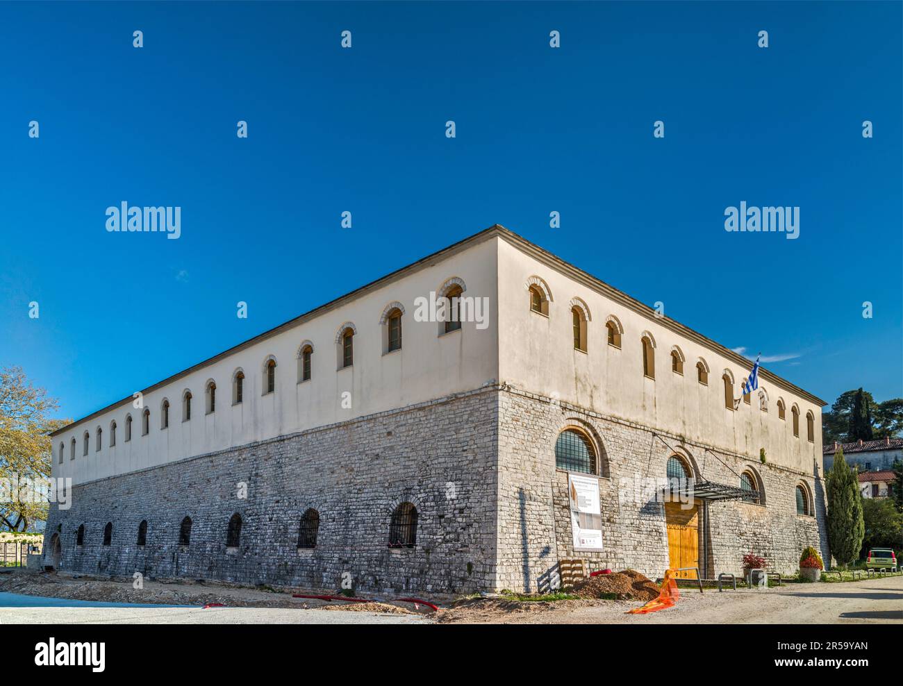 Historisches Archiv von Epirus (Staatsarchiv), ehemalige Kavallerie-Kaserne Soufari Sarai, Grünkohl, osmanische Zitadelle in Ioannina, Region Epirus, Griechenland Stockfoto