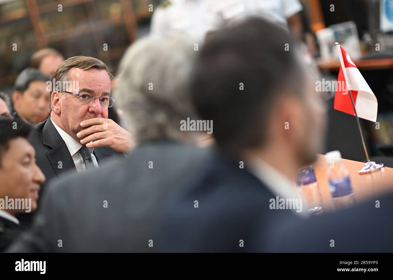 Singapur, Singapur. 02. Juni 2023. Boris Pistorius (SPD, l), Bundesminister für Verteidigung, besucht das „Information Fusion Centre“ (IFC) und erfährt mehr über deren Arbeit. Die IFC ist ein regionales Zentrum für den Austausch von Informationen über die Gefahrenabwehr im Seeverkehr (MARSEC). Pistorius nimmt am asiatischen Sicherheitsforum "Shangri-La Dialog" Teil. Kredit: Britta Pedersen/dpa/Alamy Live News Stockfoto