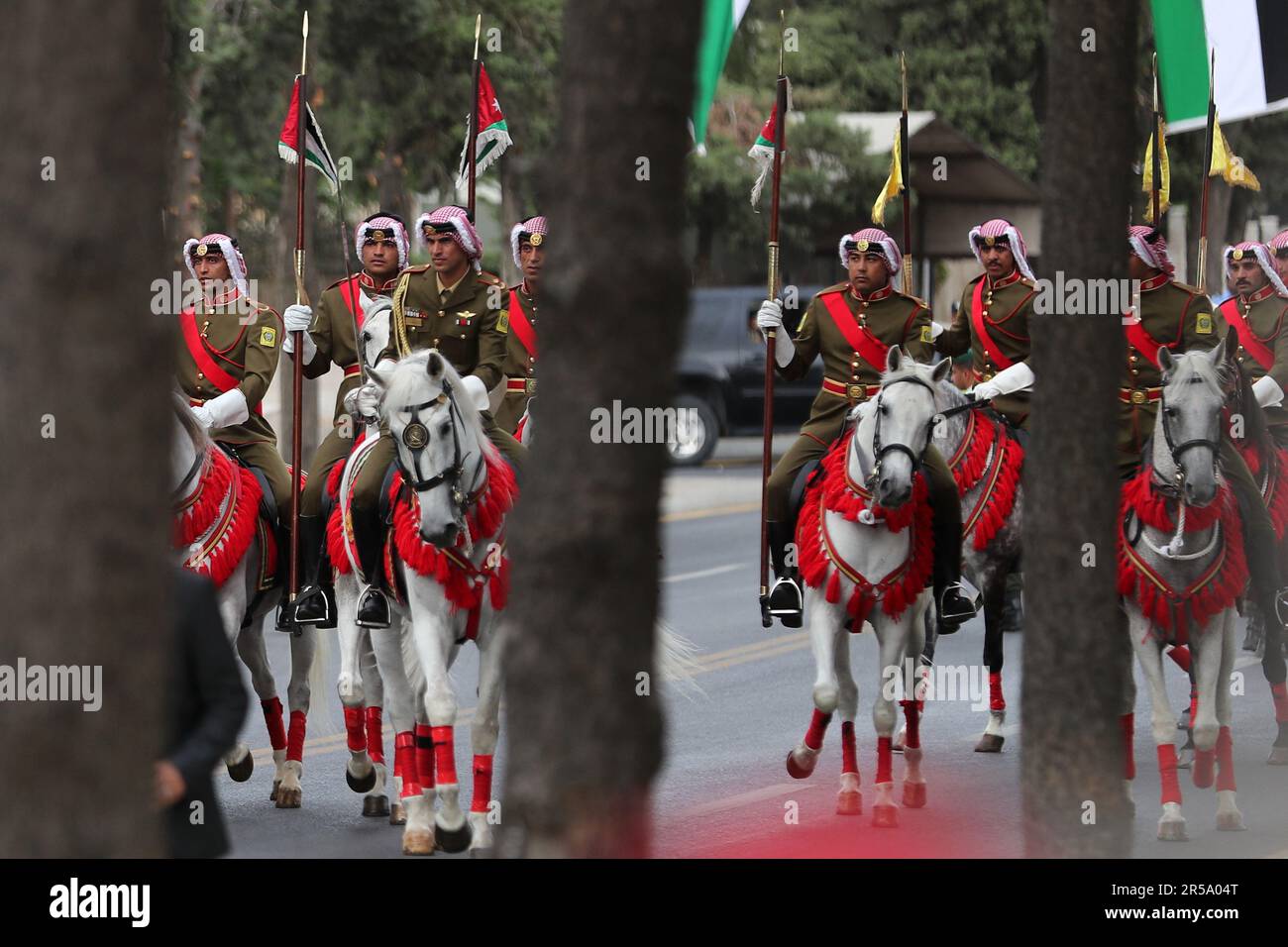 Amman, Jordanien. 01. Juni 2023. Atmosphäre während der königlichen Hochzeit des jordanischen Kronprinzen Al Hussein bin Abdullah II vor dem Zahran-Palast in Amman, Jordanien, am 1. Juni 2023. Foto: Balkis Press/ABACAPRESS.COM Kredit: Abaca Press/Alamy Live News Stockfoto