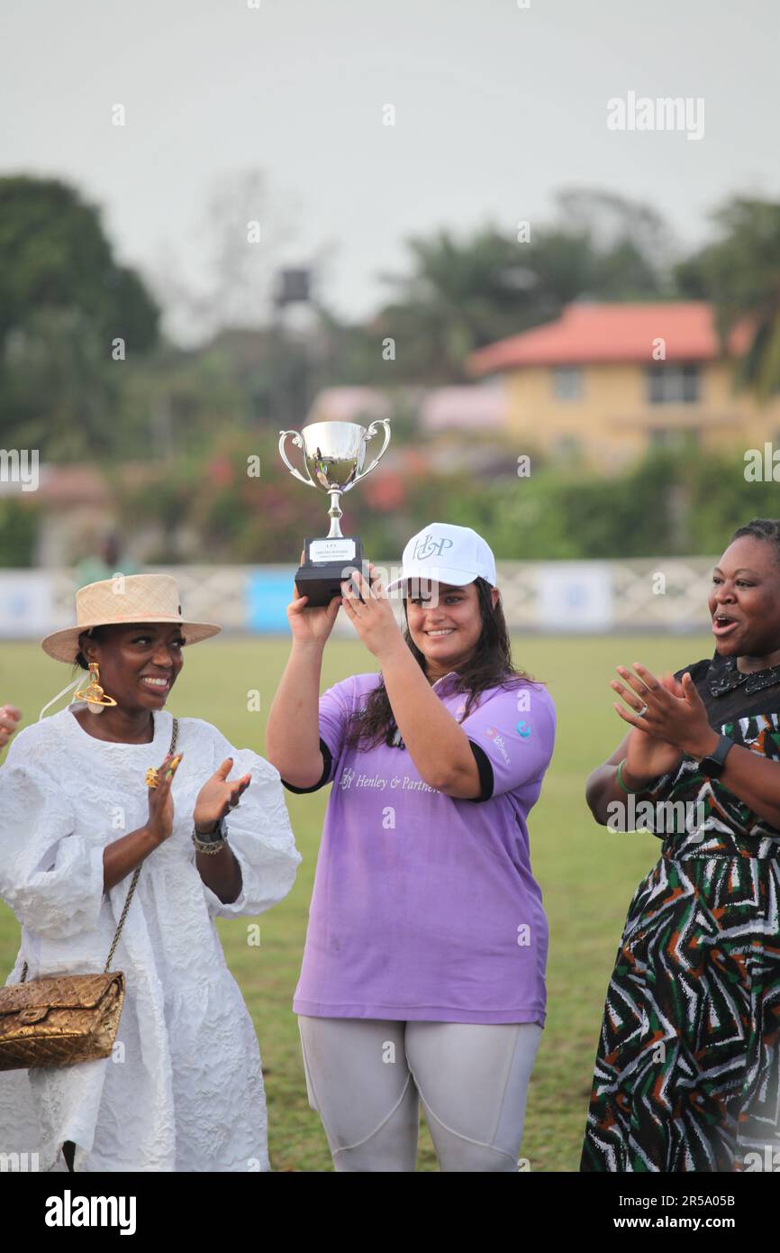 Ein Polospieler erhält eine Auszeichnung während des Ladys Polo Einladungsturniers zwischen Team White und Team Purple im Poloclub Lagos, Ikoyi, Lagos, Nigeria. Stockfoto