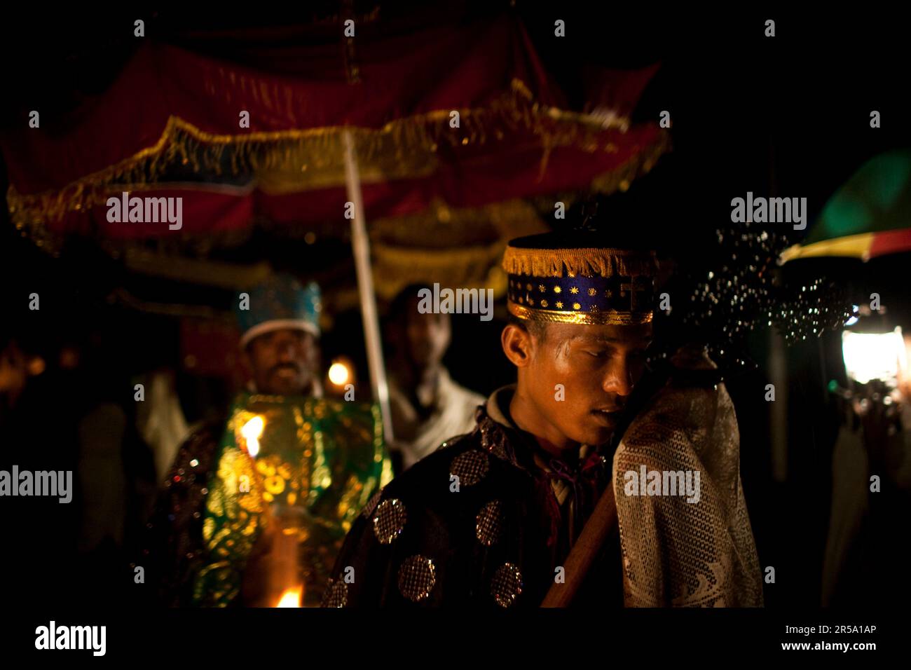 Äthiopisch-orthodoxe Priester gehen nach St. Maria von Zion während einer Kerzenprozession vor Sonnenaufgang, Aksum, Nordäthiopien. Stockfoto