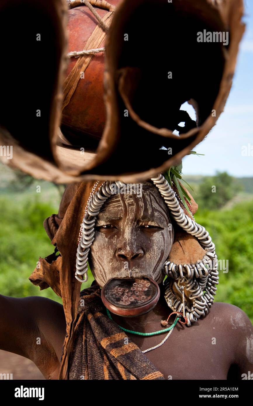 Porträt einer Mursi-Frau mit Lippenplatte, unteres Omo-Tal, Äthiopien. Stockfoto